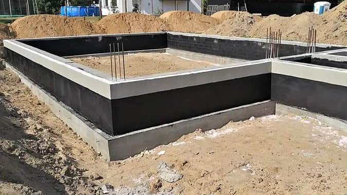 Jakie środki do izolacji fundamentów skutecznie chronią przed wilgocią