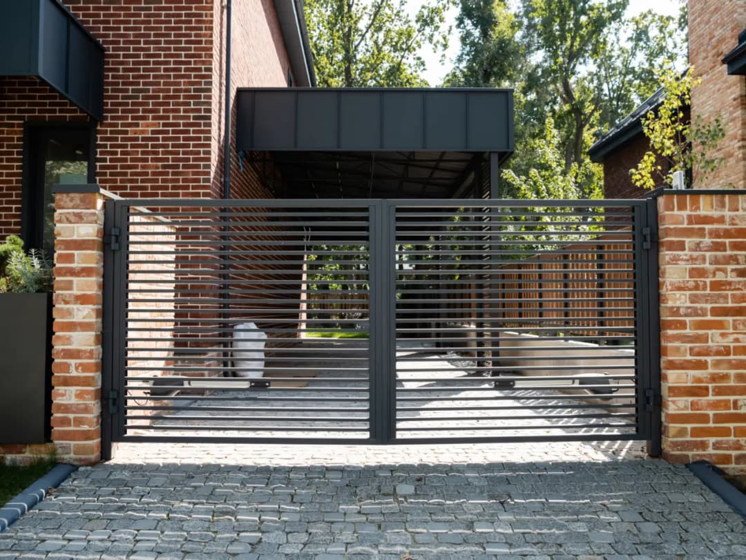 Co zamiast płotu? Odkryj tanie i stylowe alternatywy ogrodzeń