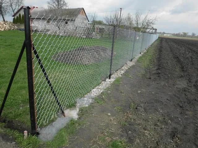 Ogrodzenie z siatki: jak uniknąć błędów przy ustawianiu słupków