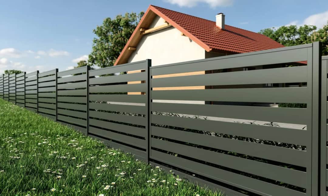 Ile kosztuje płot panelowy? Sprawdź ceny i ukryte koszty!