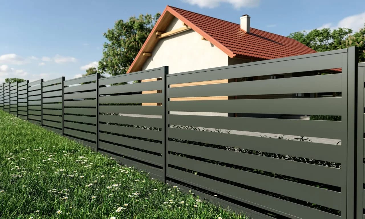 Ile kosztuje płot panelowy? Sprawdź ceny i ukryte koszty!