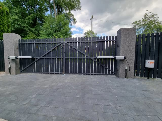 Jak zamontować siłownik do bramy - uniknij najczęstszych błędów