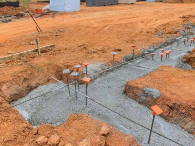 Jaki fundament pod ogrodzenie: uniknij błędów przy budowie