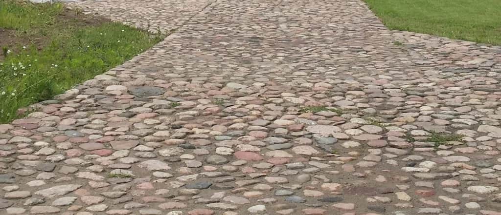 Jak zrobić podjazd z kamienia polnego – łatwe kroki i porady