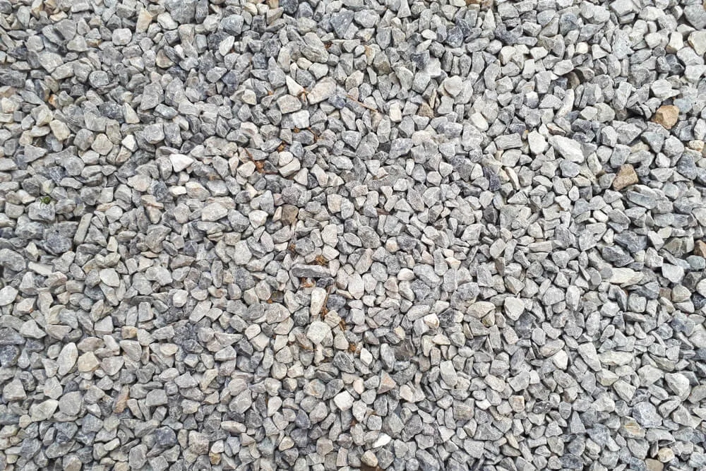Kliniec czy tłuczeń na podjazd – który materiał wybrać, aby nie żałować?