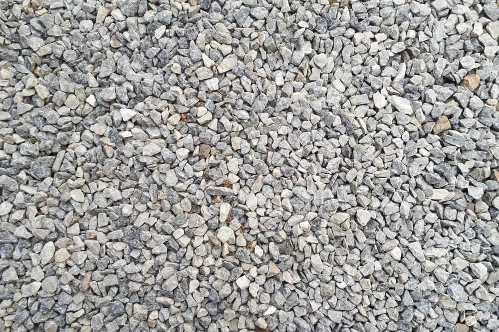 Kliniec czy tłuczeń na podjazd – który materiał wybrać, aby nie żałować?