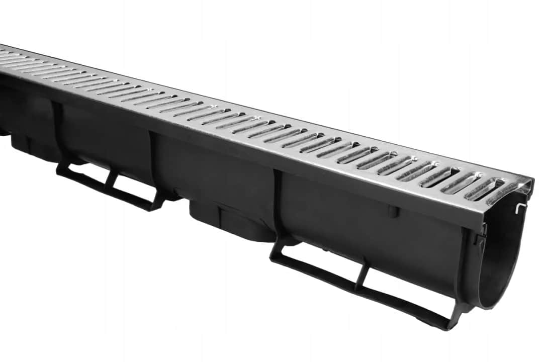 Jakie odwodnienie liniowe na podjazd zapewni trwałość i bezpieczeństwo?